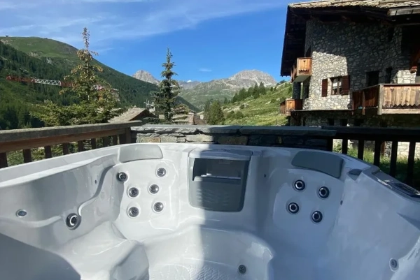 Panoramic outdoor jacuzzi overlooking the valley