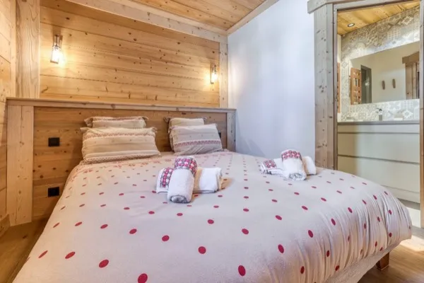 Ensuite bedroom ground-floor apartment